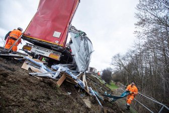 Die Polizei leitet die Fahrzeuge ab Anschlussstelle Plauen Süd auf die Landstraßen Richtung Hof um.