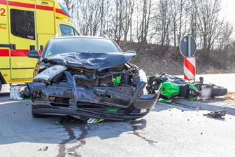 Schwerer Unfall auf Autobahnzubringer im Erzgebirge: Motorradfahrer und Auto stoßen frontal zusammen - Ein schwerer Unfall hat sich am Samstag auf dem Autobahnzubringer S 258 bei Zwönitz ereignet.