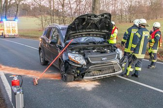 Schwerer Unfall auf B 101 im Erzgebirge: Drei Menschen verletzt - Der Ford kam nach dem Zusammenstoß wenige Meter weiter auf der Fahrbahn zum Stehen.