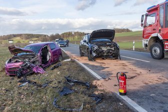 Schwerer Unfall auf B 101 im Erzgebirge: Drei Verletzte und 50.000 Euro Schaden - Ein Kia und ein Mitsubishi sind auf der B 101 bei Annaberg-Buchholz zusammengeprallt.