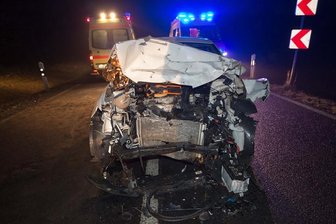 Schwerer Unfall auf B 101 - vier Verletzte -