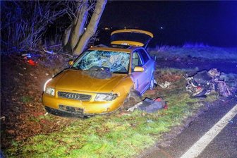 Schwerer Unfall auf B 169 bei Chemnitz: Waren Drogen im Spiel? - Ein Pkw und ein Krad kollidierten am Montagabend auf der B 169 am Abzweig Niederwiesaer Straße.