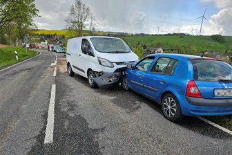 Schwerer Unfall auf B 173 am Ortsausgang Mülsen - Frontal zusammengestoßen sind diese beiden Fahrzeuge.