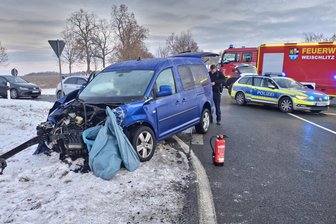 Schwerer Unfall auf B 173 bei Plauen: Straße ist nach Vollsperrung wieder geöffnet - Zum Unfall auf der B 173 am Abzweig Kürbitz wurden Feuerwehr und Polizei gerufen.