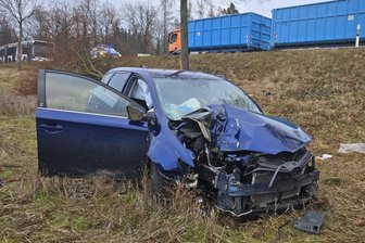 Schwerer Unfall auf B 173 im Vogtland: Straße zwischen Plauen und Hof kurzzeitig gesperrt - Der Fahrer wurde per Rettungshubschrauber in ein Krankenhaus gebracht.