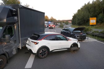 Schwerer Unfall auf B 174 bei Zschopau: 19-Jähriger muss ins Krankenhaus, Strecke stundenlang gesperrt - Ein 19-jähriger hat mit seinem weißen Opel auf der B 174 einen schweren Unfall verursacht.