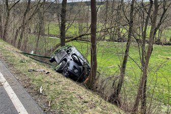 Schwerer Unfall auf B 92 im oberen Vogtland: Feuerwehren müssen Pkw aufwendig bergen - Unfall auf der B 92 zwischen Adorf und Oelsnitz: Ein Pkw hatte sich zwischen zwei Bäumen verkeilt.