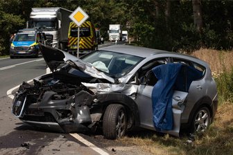 Schwerer Unfall auf B 92 im Vogtland: Drei Verletzte, Sperrung und langer Stau - Bei einem schweren Unfall auf der B 92 wurden am Donnerstag die beiden Insassen eines Seat verletzt.