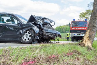 Schwerer Unfall auf B101 - Audi prallt an Baum -