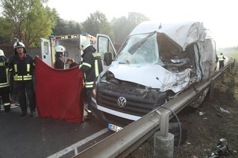 Schwerer Unfall auf B101: Rettungshubschrauber musste Schwerverletzten abtransportieren, Straßensperrung aufgehoben -