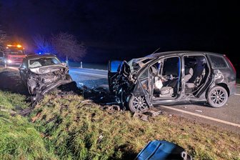 Schwerer Unfall auf B169 bei Frankenberg - An dem Unfall waren zwei Autos beteiligt.