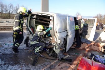 Schwerer Unfall auf der A 4 bei Chemnitz: Mehrere Verletzte und hoher Schaden - Ein Kleintransporter war eines der beteiligten Fahrzeuge.