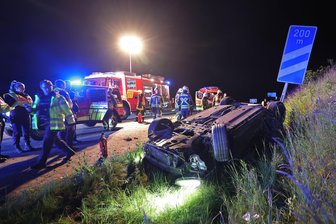 Schwerer Unfall auf der A 4 bei Hohenstein-Ernstthal - So sah der Sportwagen nach dem Unfall auf der A 4 bei Hohenstein-Ernstthal aus.