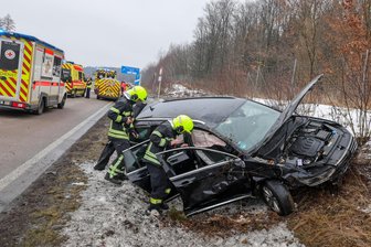Schwerer Unfall auf der A 4 bei Wüstenbrand: Es war Fahrerflucht - Ein Passat überschlug sich und landete neben der Autobahn.