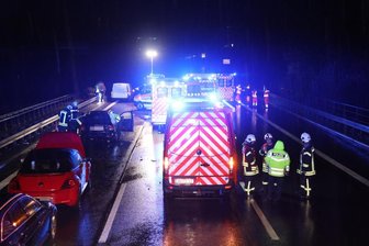 Schwerer Unfall auf der A4 mit sechs Fahrzeugen -