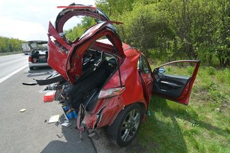 Schwerer Unfall auf der A4 - Drei Autos sind am Donnerstag auf der A 4 zusammengestoßen.