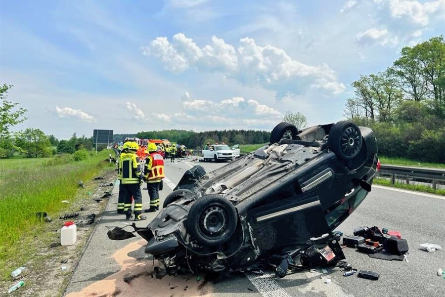 Schwerer Unfall auf der A72 im Vogtland: US Army hilft - Aufgrund des Unfalls musste die A 72 zeitweise voll gesperrt werden. Foto: Freiwillige Feuerwehr Oelsnitz