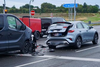 Schwerer Unfall auf der B 169: Schwangere und Kleinkind werden verletzt - Bei einem schweren Unfall in Döbeln wurden mehrere Menschen verletzt.