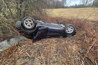 Schwerer Unfall auf der B 173 bei Oederan: Audi landet im Bach - Zwischen Oederan und Memmendorf ist am Sonntag ein Pkw Audi von der B 173 abgekommen.