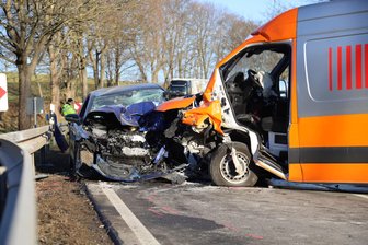 Schwerer Unfall auf der B 173 bei Oederan: Polizei gibt Details bekannt - Auf der B 173 zwischen Oederan und Falkenau sind ein Kleintransporter und ein Pkw zusammengeprallt.