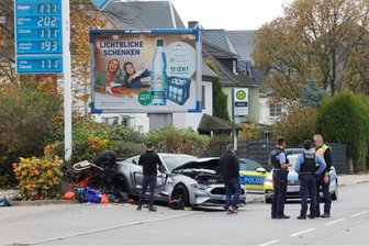 Schwerer Unfall auf der B 174 in Chemnitz: 17-Jähriger verliert Kontrolle über sein Fahrzeug - An der Aral-Tankstelle an der Zschopauer Straße hatte sich am Sonntag ein schwerer Unfall ereignet.