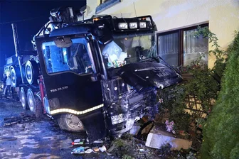 Schwerer Unfall auf der B 283 in Jägersgrün: Lkw kracht in Hauswand - Ein Lkw ist im Muldenhammer Ortsteil Jägersgrün in eine Hauswand gekracht.