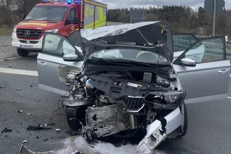 Schwerer Unfall auf Eicher Spange: Vorfahrtsfehler löst Kollision aus - Unfall an der Eicher Spange in Rodewisch: Der 86-Jährige aus dem Skoda Fabia kam ins Krankenhaus.
