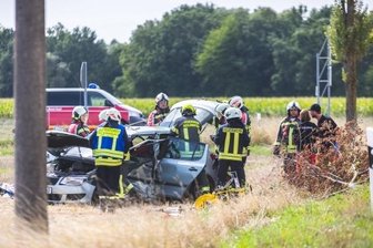Schwerer Unfall auf Landstraße - Feuerwehrleute nutzten schweres Gerät, um ein Unfallopfer aus einem Fahrzeug zu bergen.