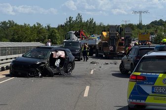 Schwerer Unfall auf Mitteltrasse bei Zwickau: Polizei nennt Details zum Hergang - Beim Unfall auf der Mitteltrasse zwischen Lichtentanne und Steinpleis wurde der Fahrer verletzt.
