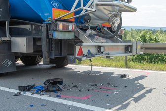 Schwerer Unfall auf S 258: Motorradfahrer kracht in Laster -