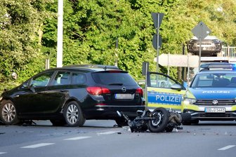 Schwerer Unfall auf Südring in Chemnitz: Straße bis in den späten Abend gesperrt, Unfallhergang unklar - Ein schwerer Unfall ist am Donnerstagabend auf dem Südring passiert.