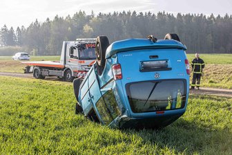 Schwerer Unfall: Auto überschlägt sich auf Autobahn-Zubringer im Vogtland - Ein schwerer Unfall hat sich am Donnerstagmorgen auf der Eicher Spange ereignet.