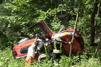Schwerer Unfall: Auto überschlägt sich -