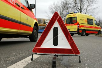 Schwerer Unfall: Autofahrer prallt im Vogtland gegen Baum - Einen schweren Unfall gab es am Donnerstag auf der B 94.