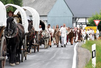 Schwerer Unfall bei Besiedlungszug - Der Tross unterwegs in Mobendorf - der historische Besiedlungszug war am Sonntag von einem Unfall überschattet.