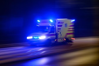 Schwerer Unfall bei Eppendorf: Autofahrerin verliert Kontrolle auf schneebedeckter Straße - Die schwer verletzte Autofahrerin wurde laut Polizei ins Krankenhaus gebracht.