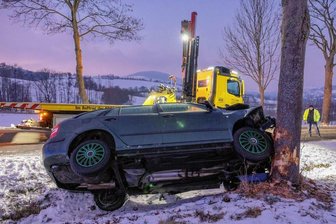 Schwerer Unfall bei Königswalde: Skoda prallt gegen Baum - Ein schwerer Unfall hat sich am späten Mittwochnachmittag bei Königswalde ereignet.