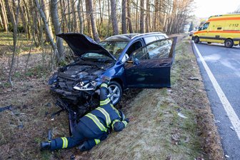Schwerer Unfall bei Mönchenfrei: Bundesstraße stundenlang gesperrt - Am Sonntagnachmittag kam es bei Mönchenfrei zu einem schweren Verkehrsunfall.