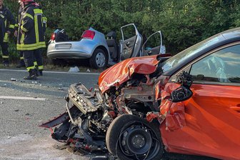 Schwerer Unfall bei Pöhl mit drei Verletzten - Bei einem schweren Unfall auf der Staatsstraße 297 bei Neudörfel sind am Donnerstagabend drei Personen verletzt worden, zwei davon schwer