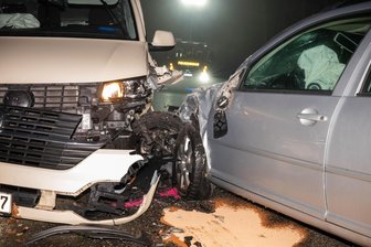 Schwerer Unfall bei Rochlitz: Jetzt ermittelt die Polizei wegen fahrlässiger Körperverletzung - Ein VW Golf und ein VW-Bus sind am 26. Dezember auf der B 175 in Richtung Rochlitz zusammengestoßen.