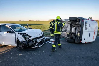 Schwerer Unfall bei Waldheim: Pkw kollidiert mit Transporter - Am Mittwochmorgen kam es bei Massanei zu einem Unfall.