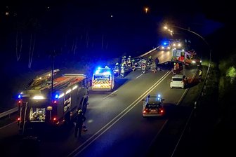 Schwerer Unfall bei Zwickau: Zubringer zur A 72 war dreieinhalb Stunden voll gesperrt - Am Sonntagabend hat sich ein schwerer Verkehrsunfall auf der S 293 bei Zwickau ereignet.