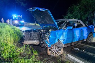 Schwerer Unfall bei Zwönitz: 19-jähriger Audi-Fahrer verletzt - Weshalb der Fahrer dieses Audi am Mittwochabend bei Zwönitz von der Straße abkam, ist bislang unklar.