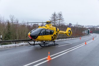 Schwerer Unfall: Bundesstraße im Vogtland sieben Stunden gesperrt - Rettungshelikopter im Einsatz auf der B 92 in der Nähe von Bad Brambach. (Symbolbild).