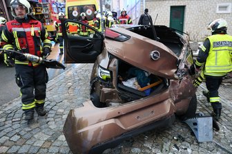 Schwerer Unfall im Erzgebirge: Auto rammt Hauswand und Laterne - Ein Opel ist am Freitag gegen eine Hauswand und eine Laterne gefahren.