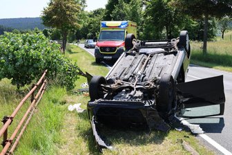 Schwerer Unfall im Erzgebirge: Auto überschlägt sich - Bei einem schweren Verkehrsunfall auf der S 275 bei Eibenstock überschlug sich ein Citroën.