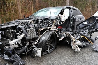 Schwerer Unfall im Erzgebirge: Bei Audi wird A-Säule mit Tür herausgerissen - Durch die Wucht des Aufpralls wurde die A-Säule samt Tür herausgerissen.