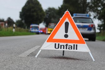 Schwerer Unfall im Erzgebirge: Bundesstraße gesperrt - Rettungshubschrauber im Einsatz - Ein Motorradfahrer wurde schwer verletzt in eine Klinik geflogen.