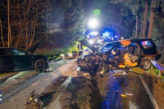 Schwerer Unfall im Erzgebirge: Drei Personen verletzt - Bei einem Frontalzusammenstoß bei Sosa wurden drei Menschen verletzt.