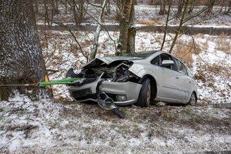 Schwerer Unfall im Erzgebirge: Drei Verletzte, darunter ein Kind - Der Opel war in einer Kurve von der Fahrbahn abgekommen und frontal gegen einen Baum gestoßen.